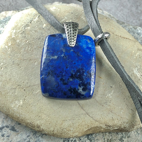 handmade lapis lazuli anhänger mit lederhalsband stein anhänger naturstein schmuck von wonderworks lapis lazuli anhänger mit lederband