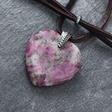 handmade rubin anhänger silber mit lederhalsband stein anhänger rubin naturstein schmuck von wonderworks rubin indien anhänger