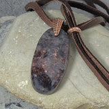handmade iolith-sonnenstein anhänger mit lederband edelstein schmuck stein anhänger naturstein schmuck von wonderworks iolith sonnenstein stein anhänger aus indien