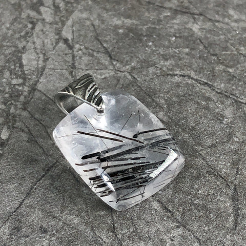 handmade turmalin quarz schmuck transparenter turmalinquarz kristall anhänger silber mit lederband turmalin quarz stein anhänger mit lederhalsband naturstein schmuck von wonderworks