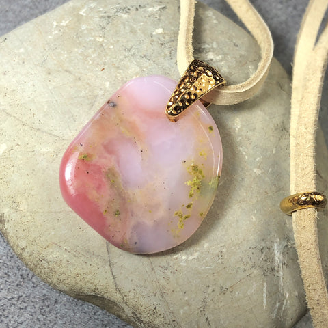 handmade pinker anden opal stein anhänger naturbelassen  mit lederband edelstein schmuck stein anhänger naturstein schmuck von wonderworks pinker anden opal aus peru