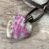 handmade rubin anhänger silber mit lederhalsband stein anhänger rubin naturstein schmuck von wonderworks rubin indien anhänger