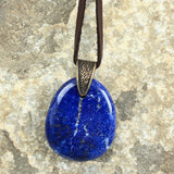 handmade lapis lazuli anhänger afghanistan mit lederhalsband stein anhänger naturstein schmuck von wonderworks lapis lazuli anhänger mit lederband