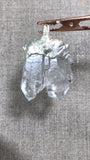 bergkristall cluster transparenter kristall stufe anhänger silber naturbelassen mit hirschlederband kristall schmuck stein anhänger naturstein schmuck von wonderworks berkristall brasilien am lederband