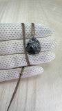 eisen meteorit aus Sikhote-Alin russland 1947 niedergang meteoriten schmuck von wonderworks meteorit am lederhalsband vintage schmuck meteorit männerschmuck
