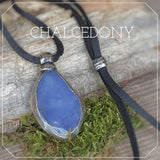 handmade blauer chalcedon kristall anhänger naturbelassen silber mit lederband chalcedon schmuck stein anhänger naturstein schmuck von wonderworks chalzedon aus namibia
