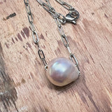 weisse barocke perle mit silberfarbenen edelstahlkette