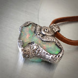 roher welo opal anhänger silber mit lederband opal stein anhänger naturstein schmuck von wonderworks roher opal aus äthiopien gefasst in silber