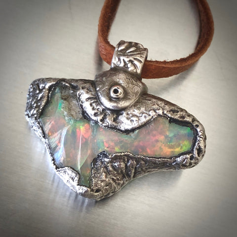 roher welo opal anhänger silber mit lederband opal stein anhänger naturstein schmuck von wonderworks roher opal aus äthiopien gefasst in silber