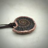 handmade fossiler ammonit schmuck anhänger aus madagaskar naturbelassen kupfer mit lederband fossiler schmuck stein anhänger ammonit naturstein schmuck von wonderworks 100 millionen jahre alt
