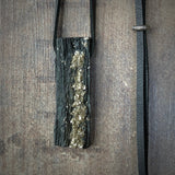 pyrit stein anhänger am lederband aus österreich, pyrit im schiefer als Anhänger am Lederband, natursteinschmuck von wonderworks 