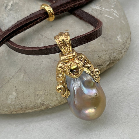barocke grosse goldene perle anhänger mit lederhalsband, edison perle, ming perle, süsswasser zucht perle grosse perle anhänger und kette