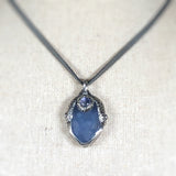 handmade blauer chalzedon kristall anhänger naturbelassen mit lederband chalcedon schmuck stein anhänger naturstein schmuck von wonderworks chalzedon aus namibia