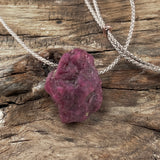 handmade rubin anhänger mit schmuckkordel stein anhänger rubin naturstein schmuck von wonderworks rubin indien anhänger