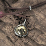 pyrit katzengold eisenerz stein anhänger am lederband, pyrit silber als Anhänger am Lederband, natursteinschmuck von wonderworks 
