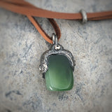 handmade nephrit jade anhänger naturbelassen silber oxidiert mit lederband edelstein anhänger naturstein schmuck von wonderworks nephrit jade kanada stein anhänger grün