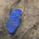 handmade lapis lazuli anhänger rohstein und poliert afghanistan mit lederhalsband stein anhänger naturstein schmuck von wonderworks lapis lazuli anhänger mit lederband