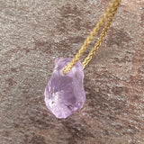 roher lavendel amethyst stein anhänger mit lederband kristall stein anhänger an schmuckkordel