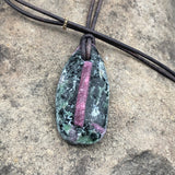 handmade rubin kristall in matrix anhänger mit lederband stein anhänger rubin naturstein schmuck von wonderworks rubin indien anhänger