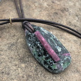 handmade rubin kristall in matrix anhänger mit lederband stein anhänger rubin naturstein schmuck von wonderworks rubin indien anhänger
