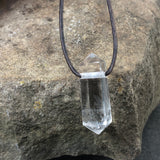 Bergkristall mit lederband geschliffen und poliert