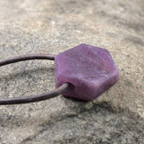 handmade rubin anhänger mit lederband stein anhänger rubin naturstein schmuck von wonderworks rubin indien anhänger