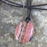 handmade rhodochrosit schmuckstein anhänger pinker rhodochrosit mit lederband edelstein schmuck stein anhänger naturstein schmuck von wonderworks stein anhänger kette am lederhalsband