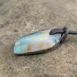 handmade coober pedy boulder opal anhänger naturbelassen mit lederband edelstein schmuck stein anhänger naturstein schmuck von wonderworks boulder opal aus australien