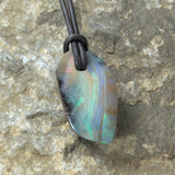 handmade coober pedy boulder opal anhänger naturbelassen mit lederband edelstein schmuck stein anhänger naturstein schmuck von wonderworks boulder opal aus australien