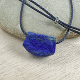 handmade lapis lazuli anhänger rohstein und poliert afghanistan mit lederhalsband stein anhänger naturstein schmuck von wonderworks lapis lazuli anhänger mit schmuckkordel