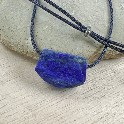 handmade lapis lazuli anhänger rohstein und poliert afghanistan mit lederhalsband stein anhänger naturstein schmuck von wonderworks lapis lazuli anhänger mit schmuckkordel