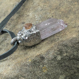 handmade rosa-lila kunzit-kristall anhänger silber mit lederband edelstein schmuck stein anhänger naturstein schmuck von wonderworks kunzit-kristall aus dem himalaya gebiet