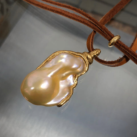 apricot barocke perle mit lederhalsband, grosse perle mit blister am lederband, barocker grosser perlen anhänger und kette
