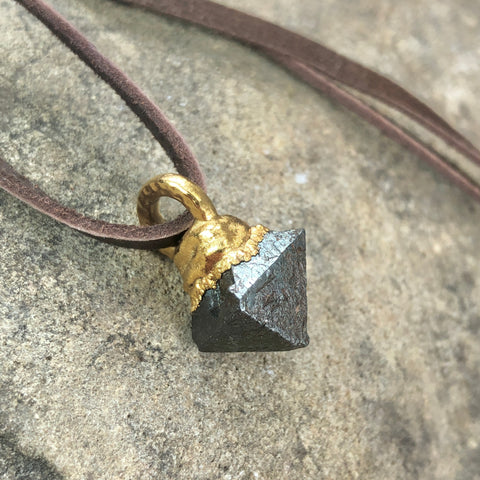 handmade magnetit oktaeder kristall anhänger mit lederband edelstein schmuck magnetit stein anhänger naturstein schmuck von wonderworks magnetsteineisen gold anhänger am lederband