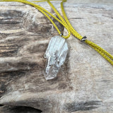 bergkristall schweiz rohstein kristall quarz stein anhänger am lederband aus, bergkristall schweiz anhänger, quarz natursteinschmuck handmade von wonderworks