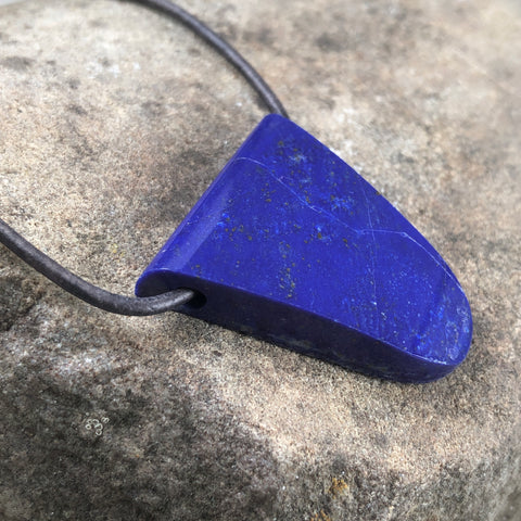 handmade lapis lazuli anhänger poliert afghanistan mit lederhalsband stein anhänger naturstein schmuck von wonderworks lapis lazuli anhänger mit lederband
