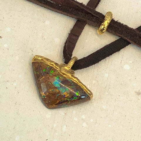 handmade boulder opal annhänger naturbelassen vergoldet mit lederband edelstein schmuck stein anhänger naturstein schmuck von wonderworks boulder opal aus australien