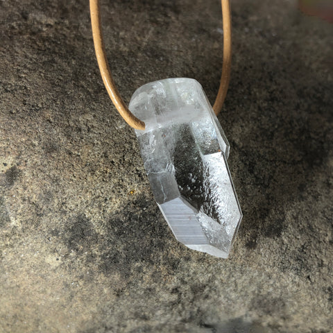 bergkristall schweiz rohstein kristall quarz stein anhänger am lederband aus, bergkristall schweiz anhänger, quarz natursteinschmuck handmade von wonderworks