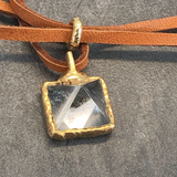 handmade bergkristall pyramide transparenter kristall anhänger poliert 22k vergoldet mit lederband edelstein schmuck stein anhänger naturstein schmuck von wonderworks bergkristall pyramide gold