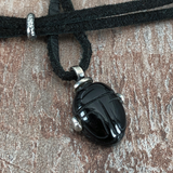 handmade skarabäus aus onyx stein anhänger am lederhalsband, onyx stein anhänger silber, Skarabäus und seine Bedeutung sowie Symbolik und Anwendung. Skarabäus onyx männerschmuck