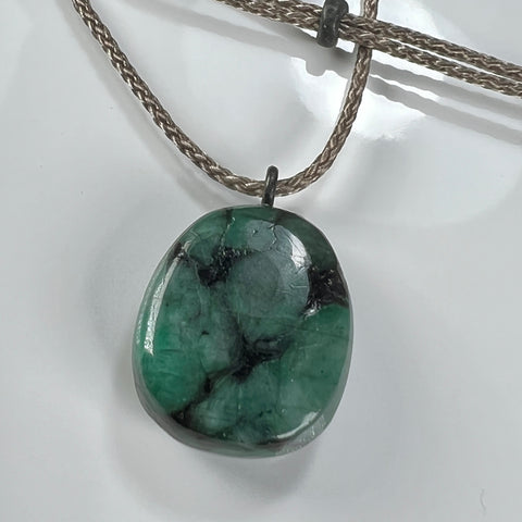 smaragd stein anhänger naturbelassen mit lederband edelstein schmuck stein anhänger smaragd naturstein schmuck von wonderworks emerald pendant