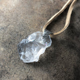 bergkristall rohstein kristall quarz stein anhänger am lederband aus, bergkristall schweiz anhänger, quarz natursteinschmuck handmade von wonderworks