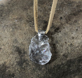 bergkristall rohstein kristall quarz stein anhänger am lederband aus, bergkristall schweiz anhänger, quarz natursteinschmuck handmade von wonderworks