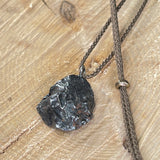 eisen meteorit aus Sikhote-Alin russland 1947 niedergang meteoriten schmuck von wonderworks meteorit am lederhalsband vintage schmuck meteorit männerschmuck