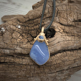handmade blauer chalcedon kristall anhänger naturbelassen mit lederband chalcedon schmuck stein anhänger naturstein schmuck von wonderworks chalzedon aus namibia