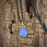 handmade blauer chalcedon kristall anhänger naturbelassen mit lederband chalcedon schmuck stein anhänger naturstein schmuck von wonderworks chalzedon aus namibia