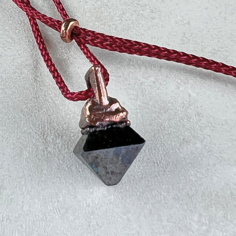 handmade magnetit oktaeder kristall anhänger mit lederband edelstein schmuck magnetit stein anhänger naturstein schmuck von wonderworks magnetsteineisen kupfer anhänger am lederband