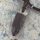 fossile speerspitze pfeilspitze neolithikum jungsteinzeit aus marokko, pfeilspitze stein anhänger silberit