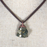 pyrit katzengold eisenerz stein anhänger am lederband, pyrit silber als Anhänger am Lederband, natursteinschmuck von wonderworks 