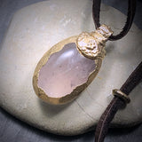handmade rosenquarz kristall anhänger naturbelassen gold mit lederband edelstein anhänger naturstein schmuck von wonderworks rosenquarz stein anhänger
